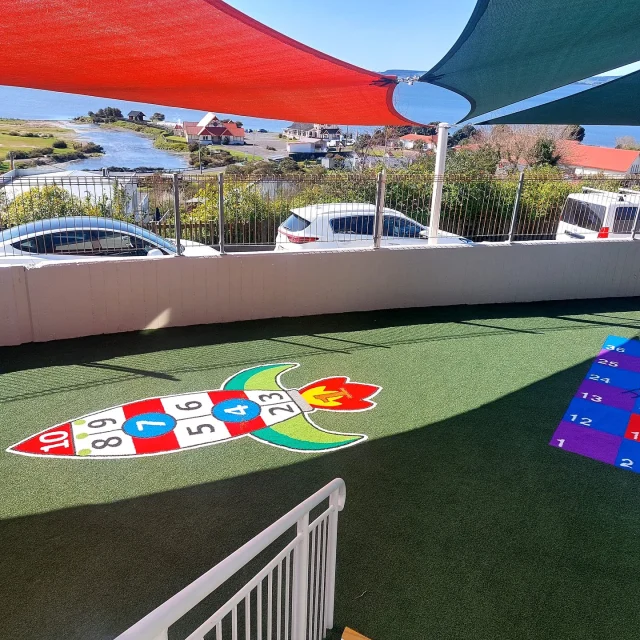 Our team brightened up this small area at Rotorua Hospital, using our fun and colourful @signgrass turf insets. Hopefully puts a smile on a few wee faces.