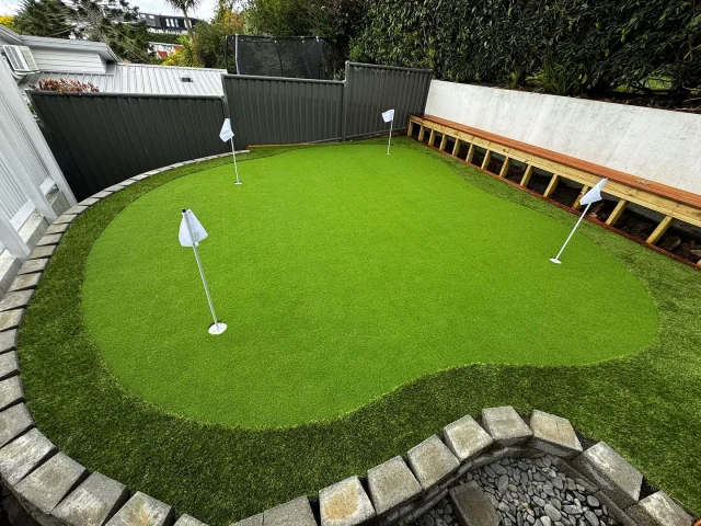 A backyard install by our Auckland agent,  using Team Putt with a Summer Cool surround. Golf enthusiasts - get in touch! info@teamturf.co.nz ⛳️ 

#golf #puttinggreen #homegolf #backyardgolf #golfer #golflife #golfswing #auckland #artificialgrass #faketurf #artificialturfspecialists #teamturfnz