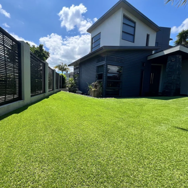 Our Summer Cool artificial turf was used on this residential lawn. This product has a 35mm pile height and a fine grass blade with an underlying brown thatched yarn, designed to mimic a natural grass lawn over our hot summer months. This install by our Auckland agent @prestigeturfnz 

#lawn #auckland #backyard #artificialgrass #artificiallawn #fakelawn #turf #grass #artificialturfspecialists #teamturfnz