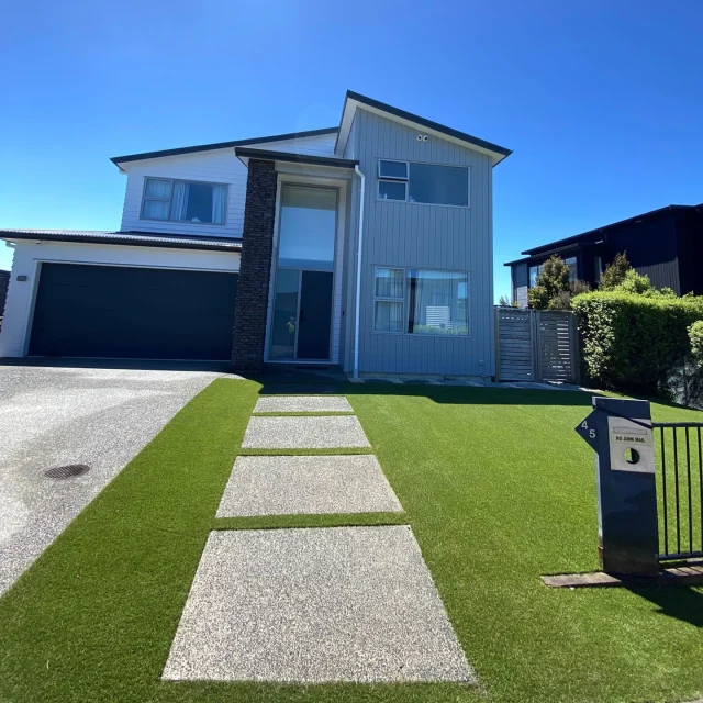 How smart does our Esplanade 35 landscaping turf look, installed here by our Auckland agent @prestigeturfnz .👌🏼

#landscaping #lawn #lawncare #fakelawn #syntheticlawn #artificialturf #artificialgrass #turf #grass #artificialturfspecialists #teamturfnz #auckland #home